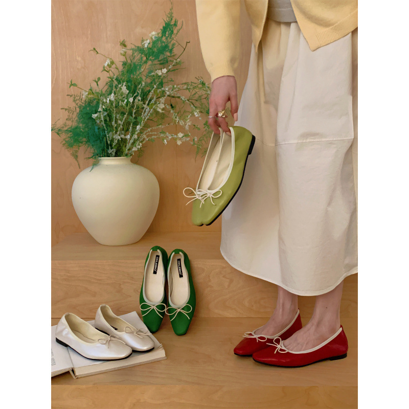 In the spring and summer of 2026, women will wear flat single shoes with a shallow mouth, retro soft soled grandmother shoes, French square toe ballet shoes