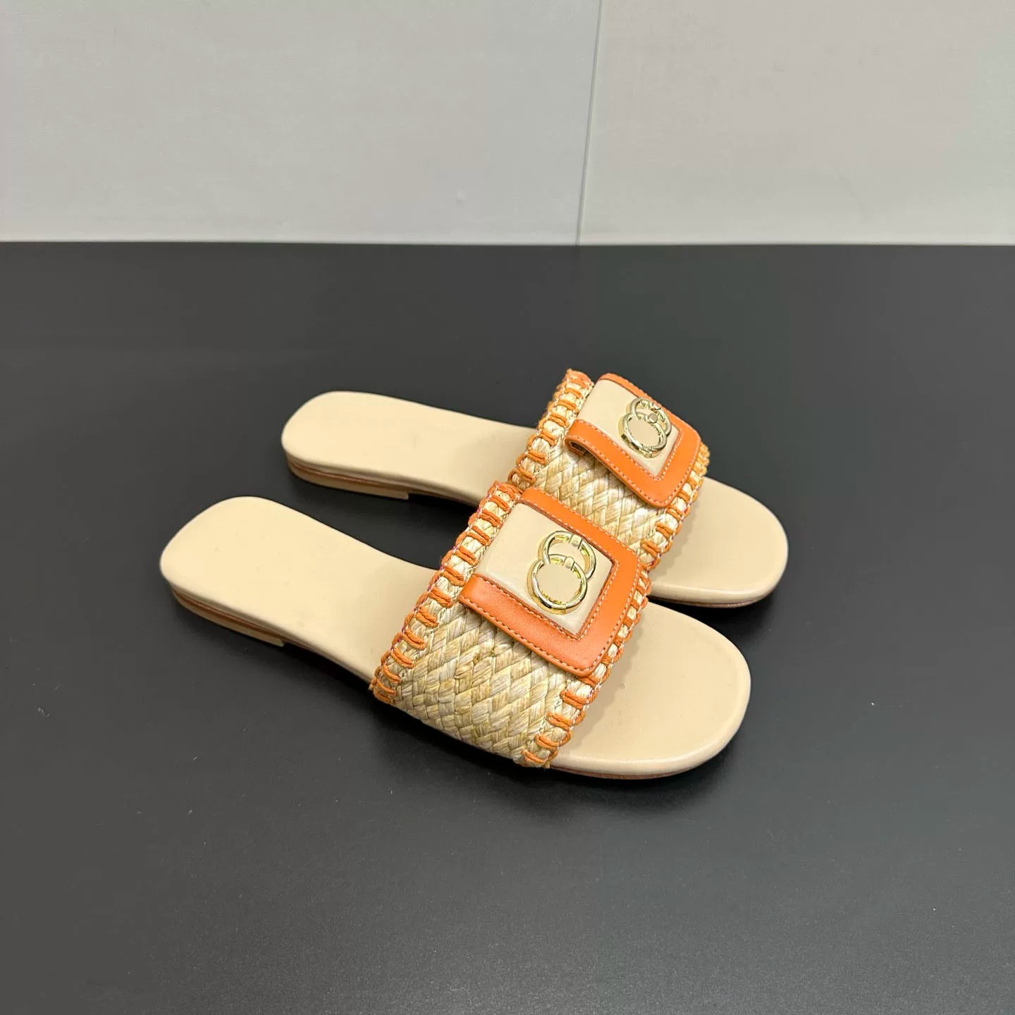 Xiaoxiangfeng 2026 Spring/Summer New Cross border Diamond Grid Metal Buckle Weaving One Word Dragging Women's Outerwear Flat Cold Slippers
