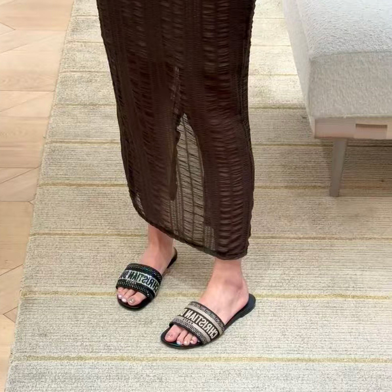 Cross border foreign trade word D home slippers women's summer outdoor wear internet famous vacation letter embroidery flat bottomed thick heel sandals d trailer