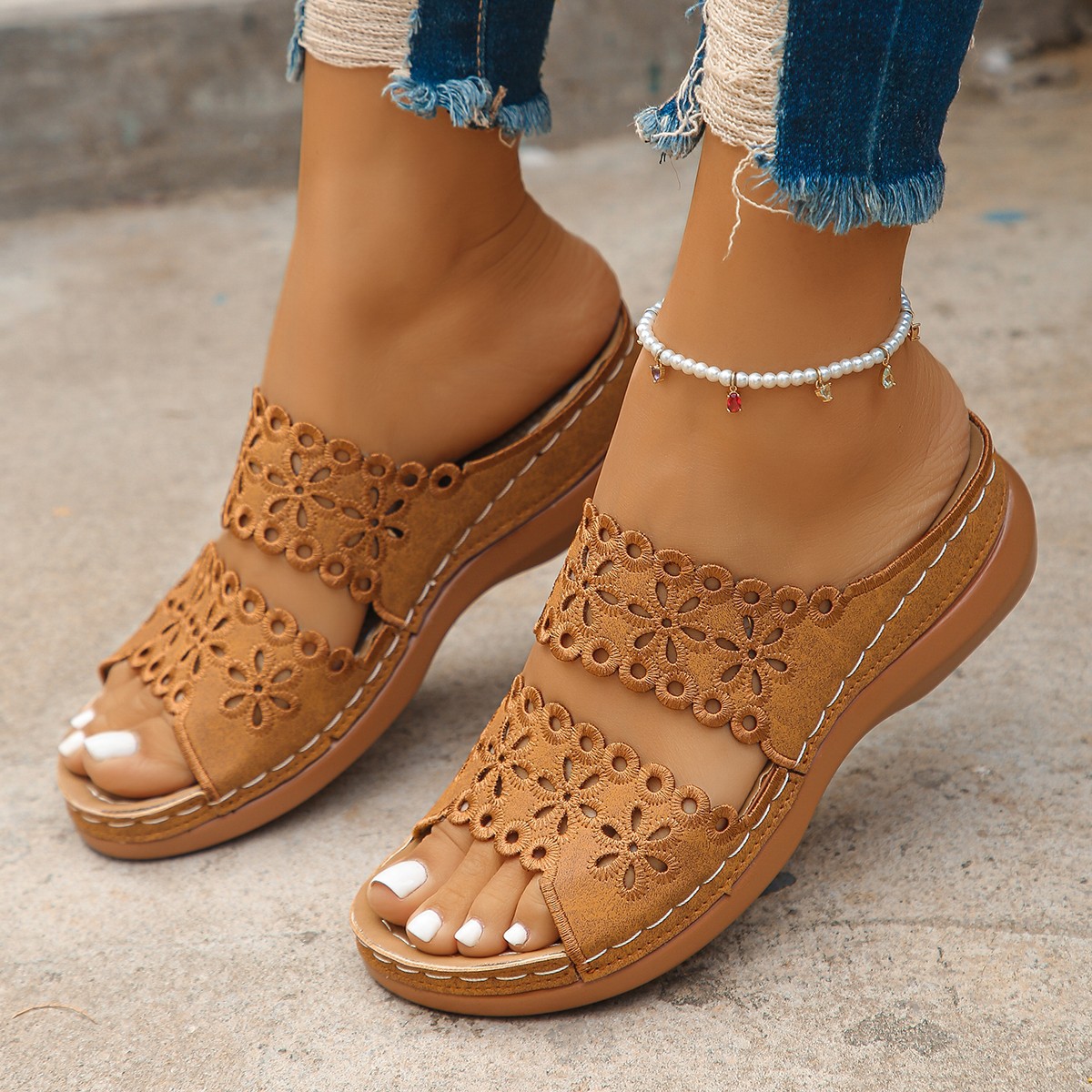 European and American plus hollowed out flower one-piece slippers for women in summer 2025, new casual thick soled slope heel sandals for women