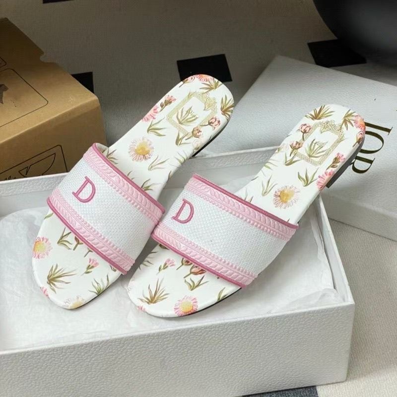 2026 Early Spring New 3D Embroidered Flower Flat Slippers for Women's Vacation Style Outerwear Coarse Heel Open Toe Comfortable Cool Dragging