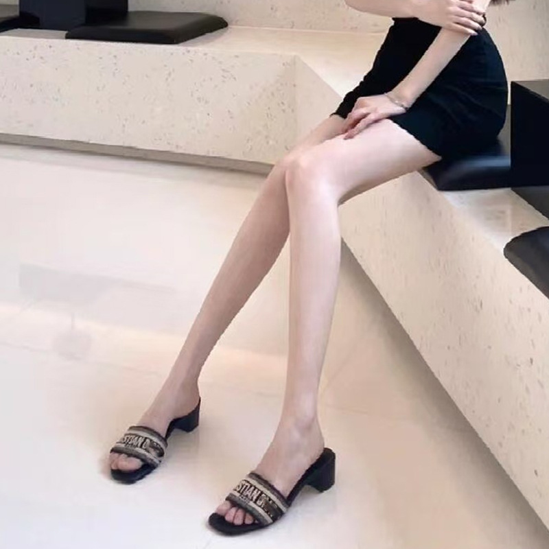 Cross border foreign trade D embroidery one line trawl, red medium thick heel sandals, women's summer outdoor wear, high-end feeling, flat bottom letter d