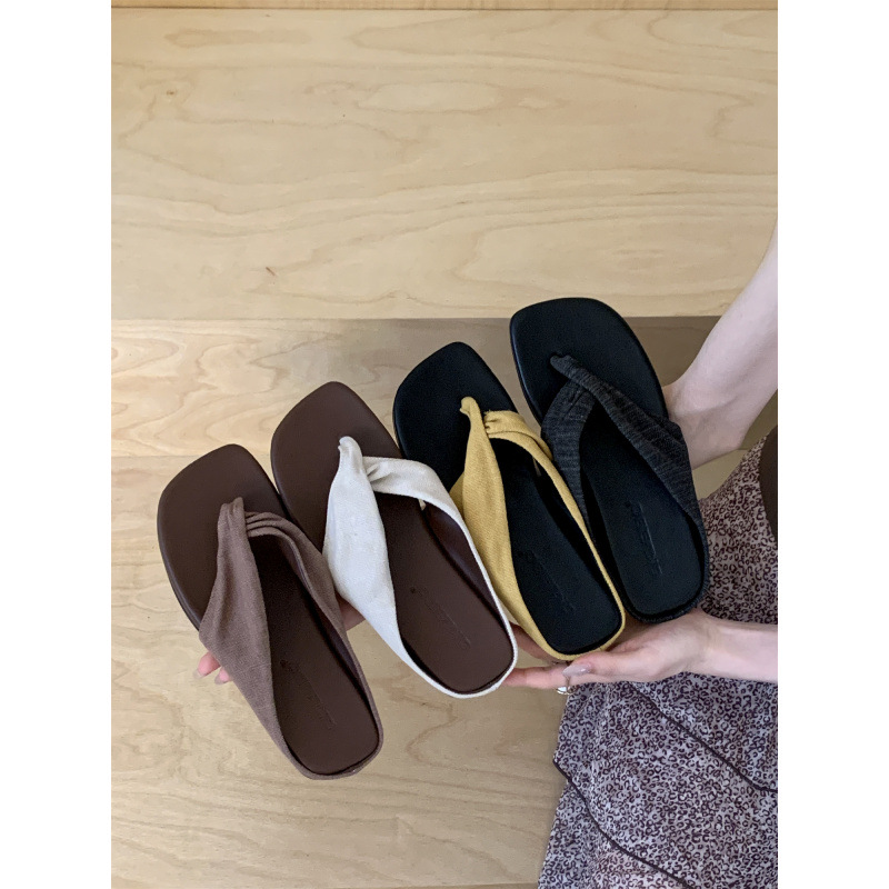 Flat bottomed flip flops, women's shoes for outdoor wear, 2026 summer versatile beach French sandals, vacation sandals