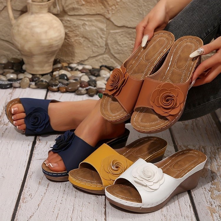 Foreign trade plus size slippers for women in summer 2026, new style with sloping heel, thick sole, fish mouth, and comfortable flower shaped sandals for women in white
