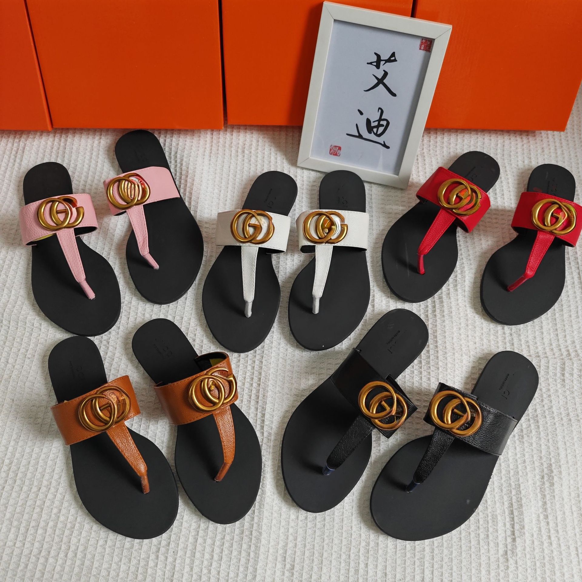 Spot cross-border popular G-button hardware flip flops from Europe and America, fashionable flat slippers, Sandals manufacturer wholesale