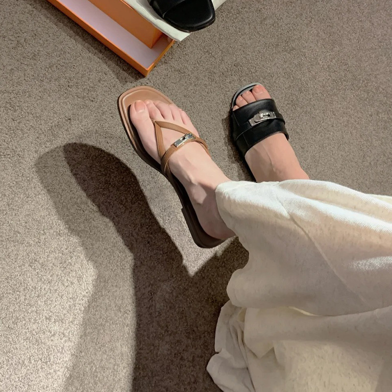 Women's flip flops for summer outdoor wear, cross-border foreign trade, metal buckle, flat bottomed, internet famous, small fragrance, clip on feet, beach sandals, and slippers