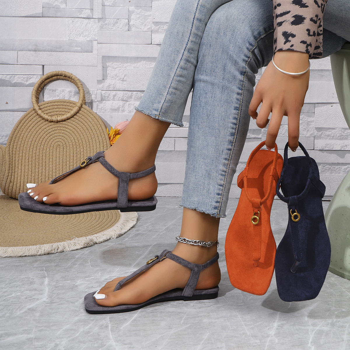 2025 Foreign Trade Summer New Women's Flat Sandals Cross border Large Size Square Head Catching Toe Roman Flat Catching Toe Sandals