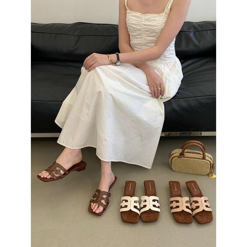 Retro 2026 Summer New Buckle Flat Bottom Cool Dragging Women's Outerwear Square Head One Word Straw Low Heel Slippers