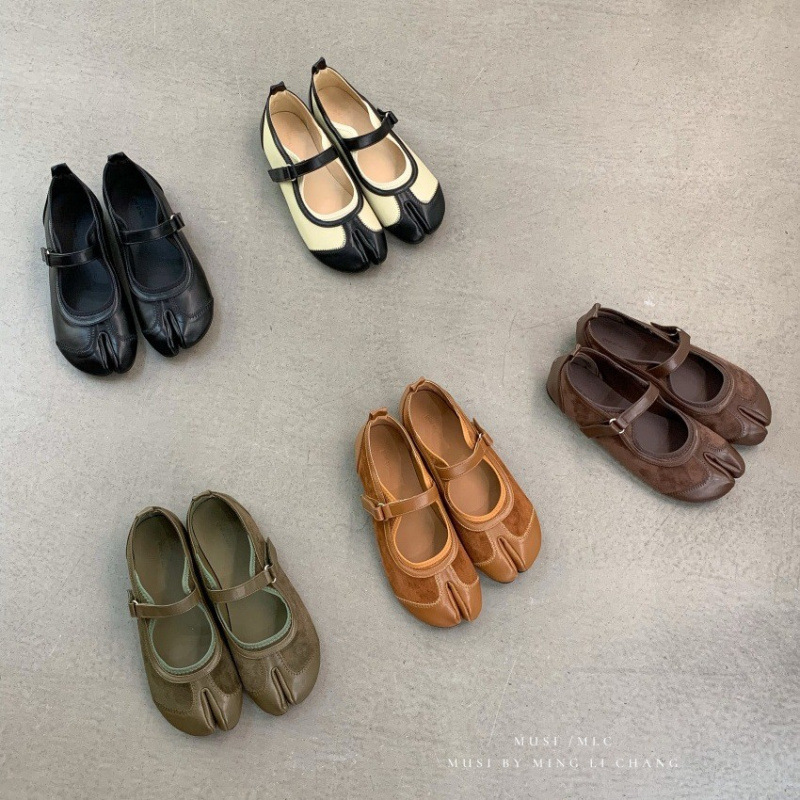 2026 autumn new design sense niche Mary Jane split toe shoes women's shoes Korean version pig hoof red single shoes
