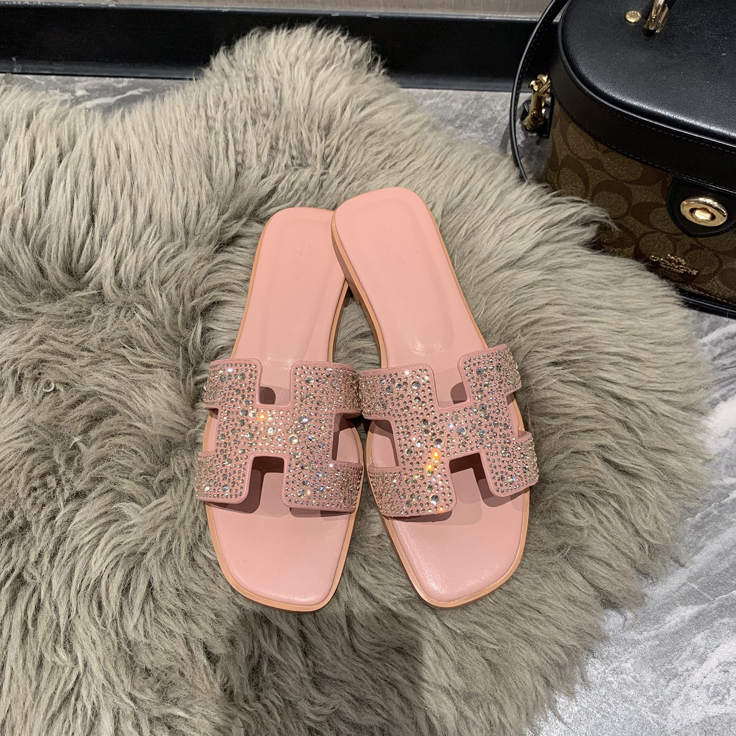 Cross border foreign trade internet celebrity H-shaped slippers, pink rhinestones, thick heels, outdoor wear, vacation beach shoes, straight drag, flat bottomed sandals