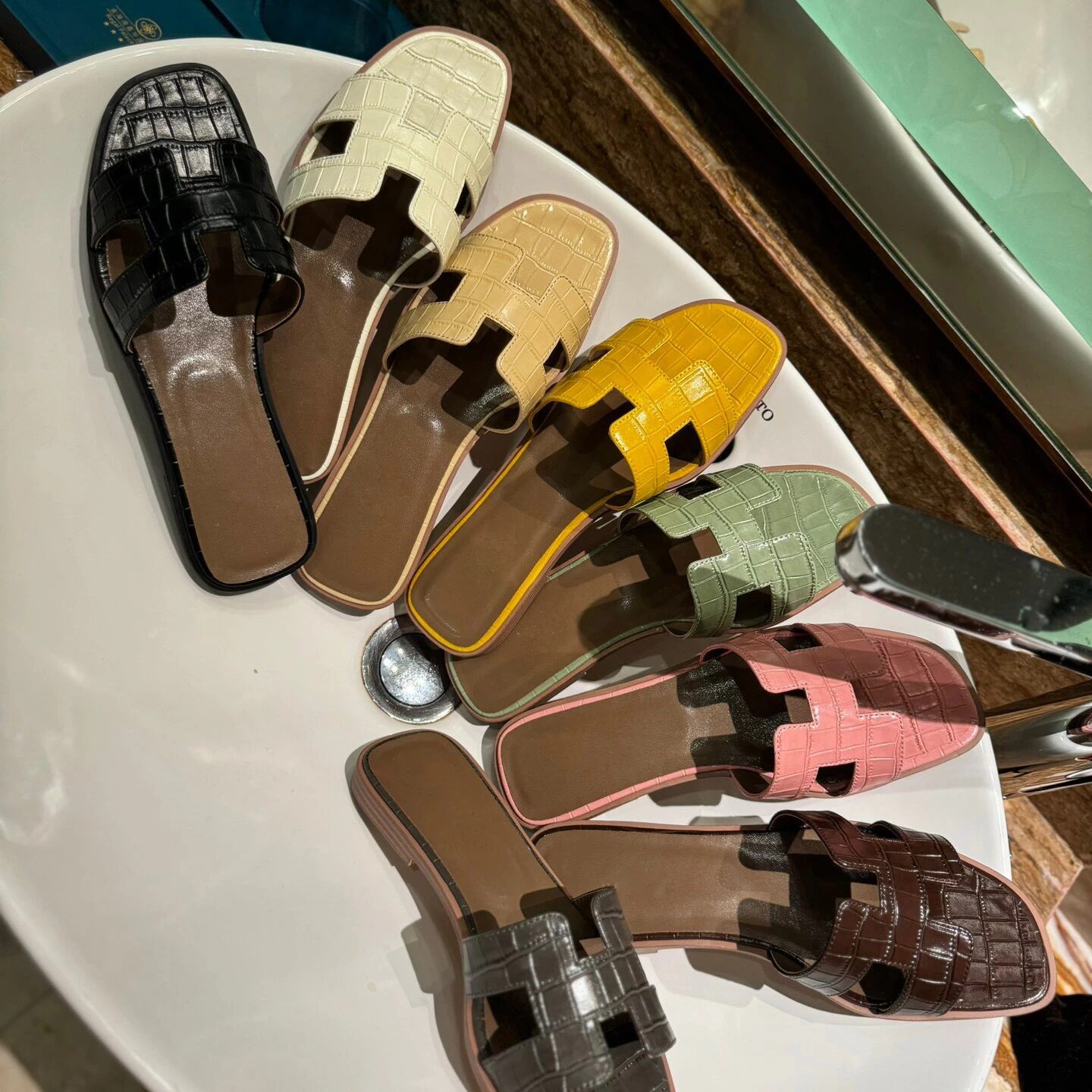 Export cross-border foreign trade H-shaped slippers for women in summer wearing flat bottomed stone patterned crocodile patterned leisure vacation style H cool slippers