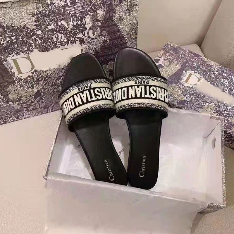 Cross border foreign trade~D's letter slippers embroidered with high-end patterns for summer vacation, flat bottomed fashion, leisure, and one word drag