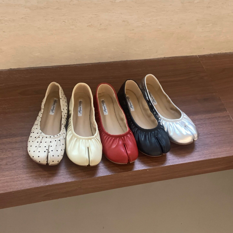 2026 new one foot horseshoe shoes satin women's flat bottomed French retro polka dot split toe shoes single shoe women