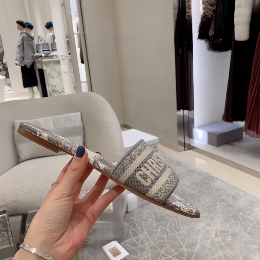 D family slippers with embroidered letters, flat bottom, fashionable and high-end feeling, d cross-border foreign trade beach shoes, women's summer outdoor wear, one-piece cool slippers