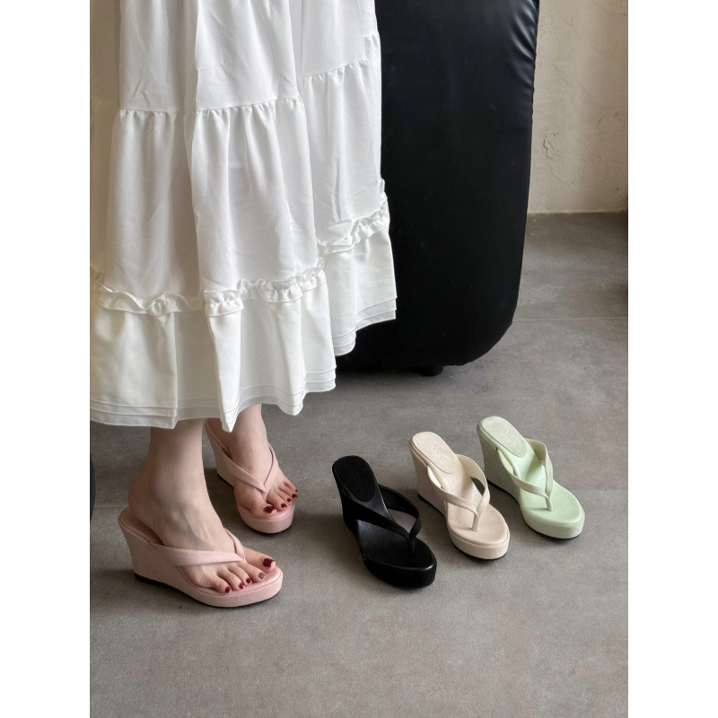 2026 summer new open toed sloping heel with thick sole, exuding a slimming and stylish French style, sexy and stunning internet famous slippers