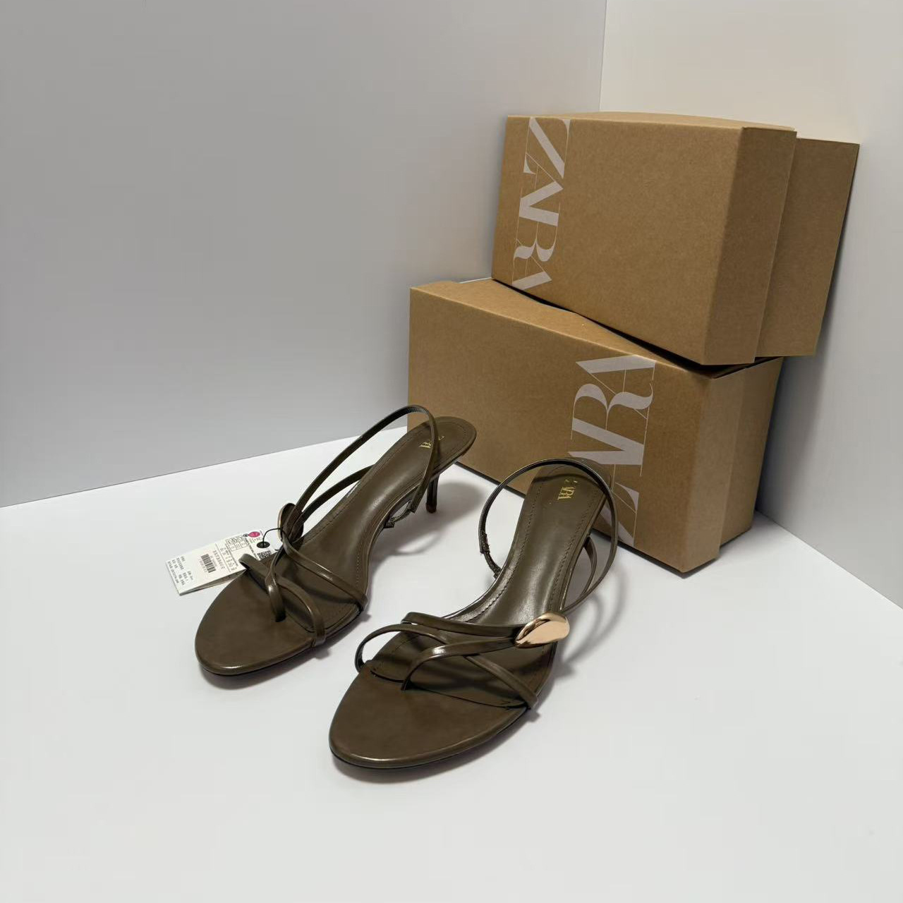 ZA2025 Autumn New Gold Personalized Open toed Strap with Metal Decoration and Back Strap Buckle, High Heel Sandals for Women