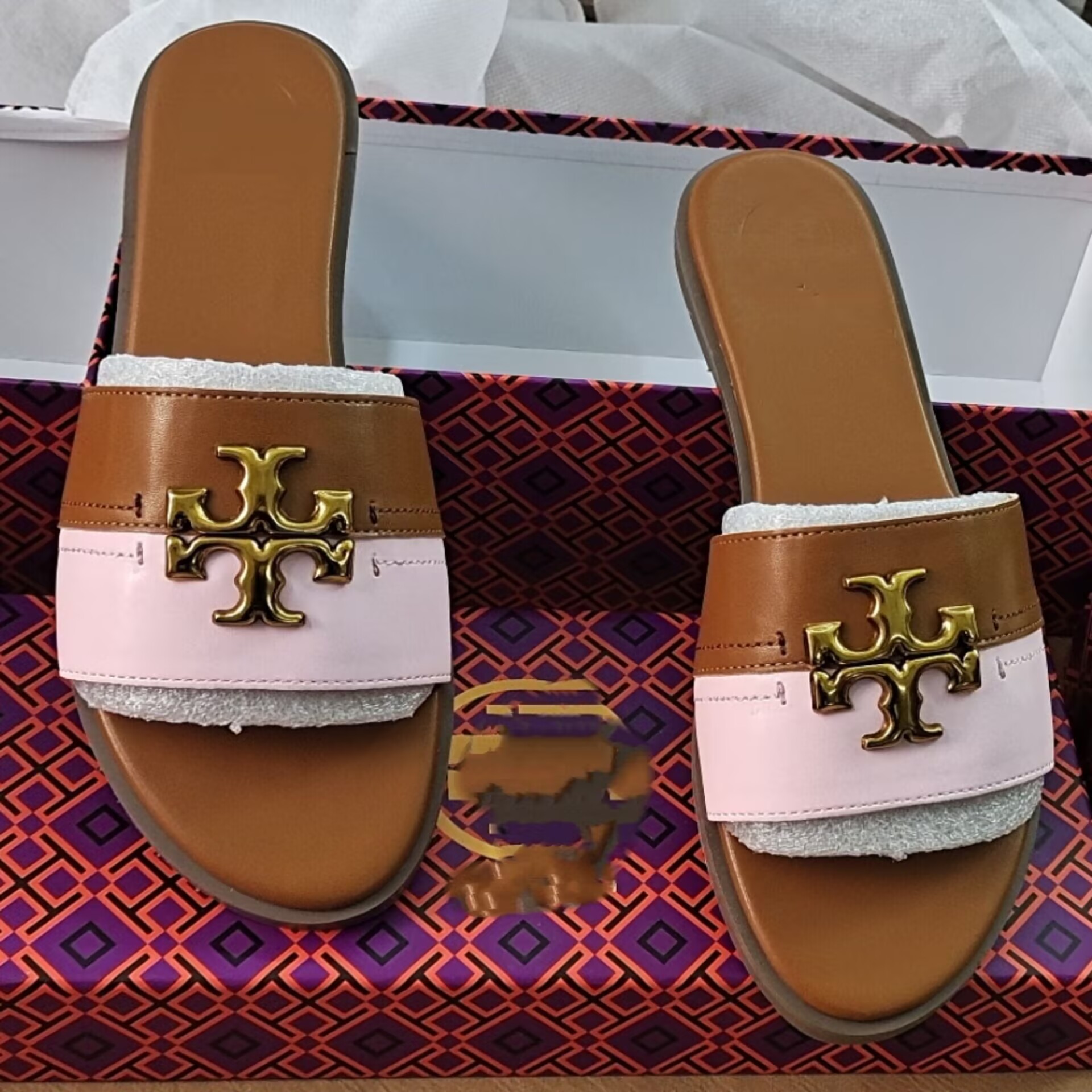Cross border e-commerce women's flat slippers are versatile for daily casual and fashionable beach and beach wear