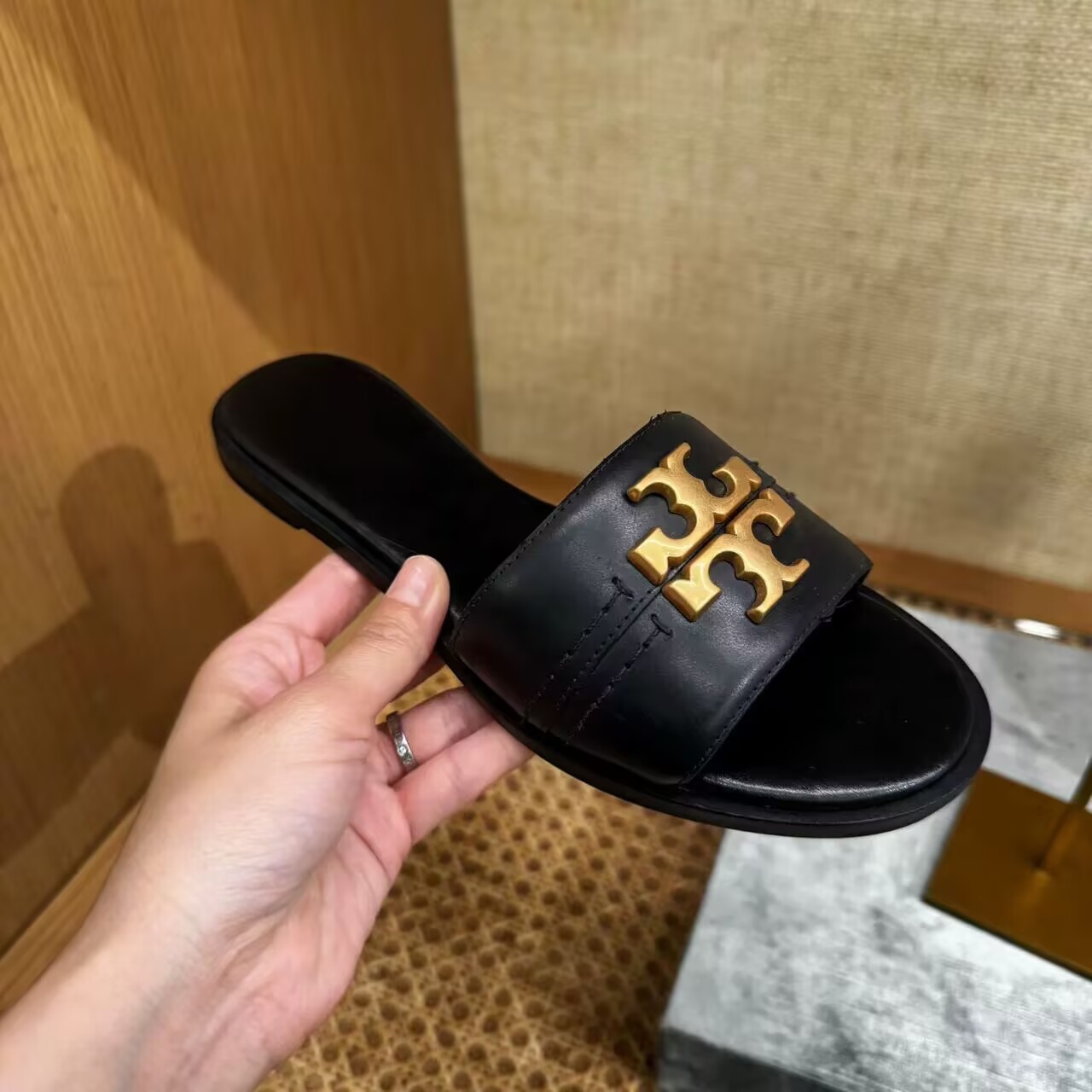 Fashionable women's slippers, versatile flat slippers, women's shoes, beach beach slippers, daily one-piece slippers, summer slippers