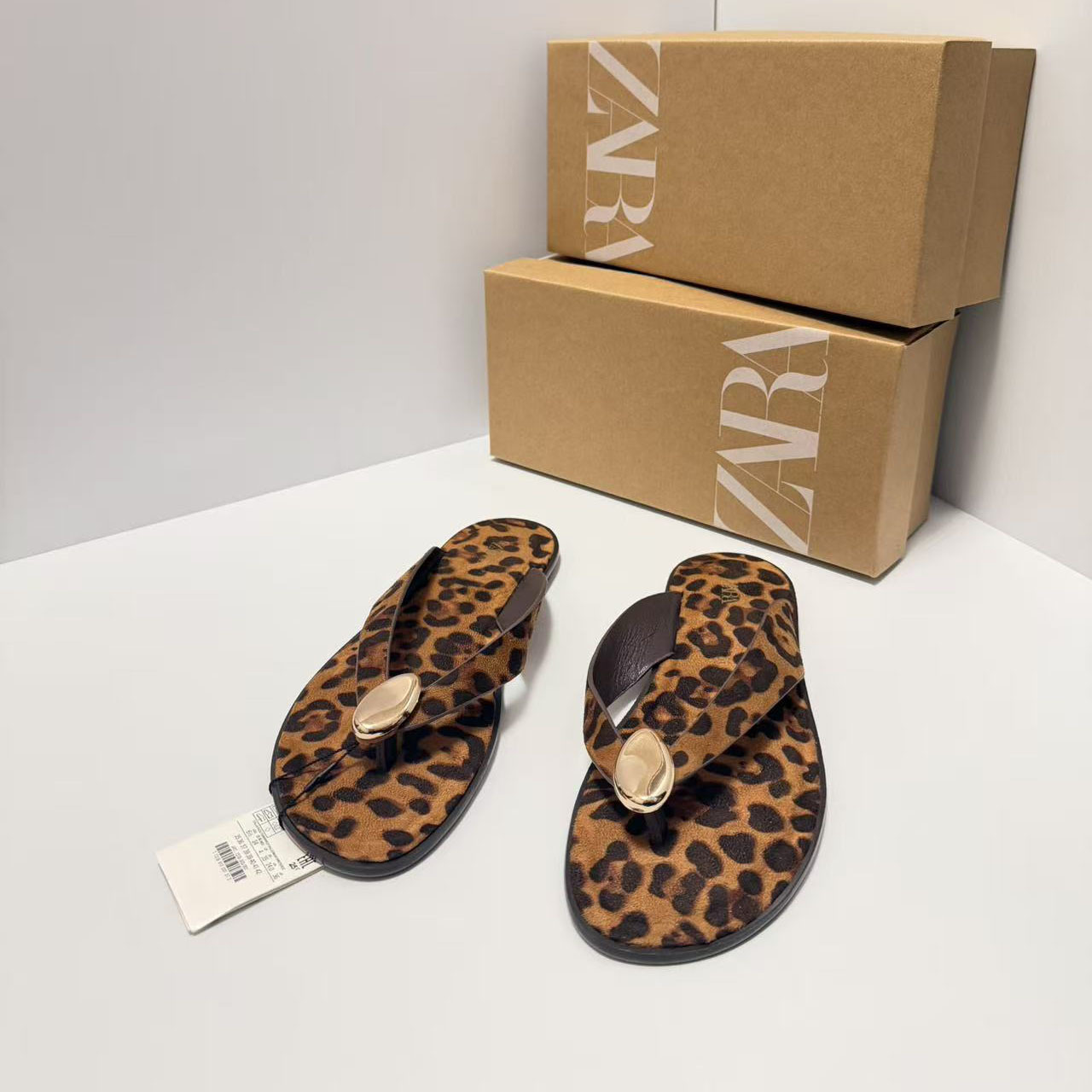 ZA2026 new flat sandals with clip on feet for women, women's word slippers for wearing, French style small sandals with soft soles, clip on toe slippers for women