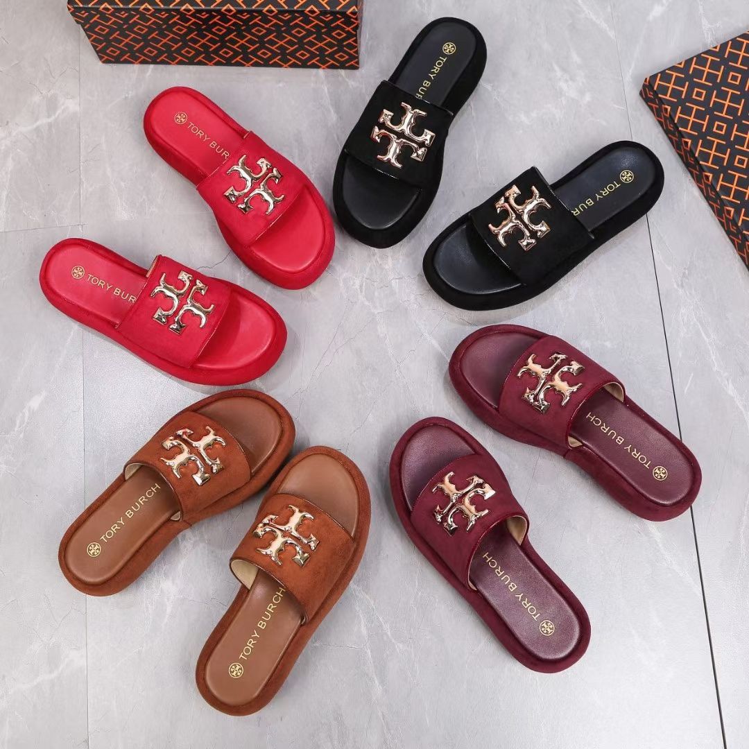 European style thick heeled slippers are popular for women in summer, with a new Korean version of fashionable open toed one line slippers for wearing on the beach