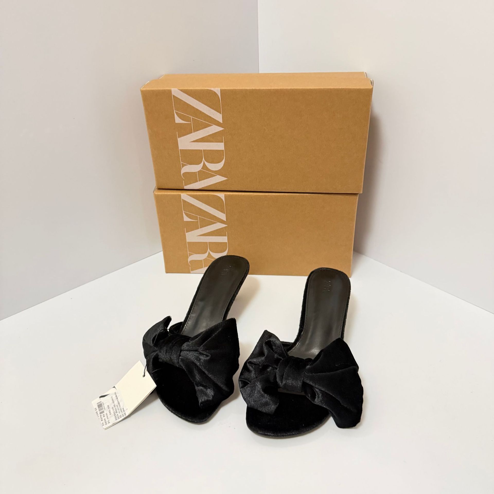 Z's new women's shoes feature a black velvet bow with square toe, open toe, low heels, thin heels, and a cool mop
