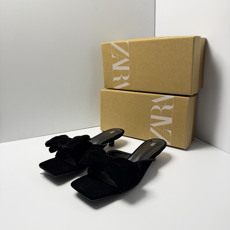 Za's new women's shoes feature a black velvet bow with a square toe and exposed toes. They have low heels and thin heels, and are suitable for wearing with a cool mop