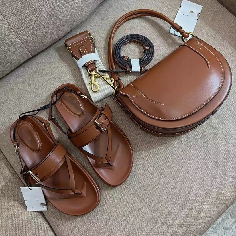 Thick soled Roman sandals summer 2025 new versatile and comfortable companion group clip on flat casual beach shoes