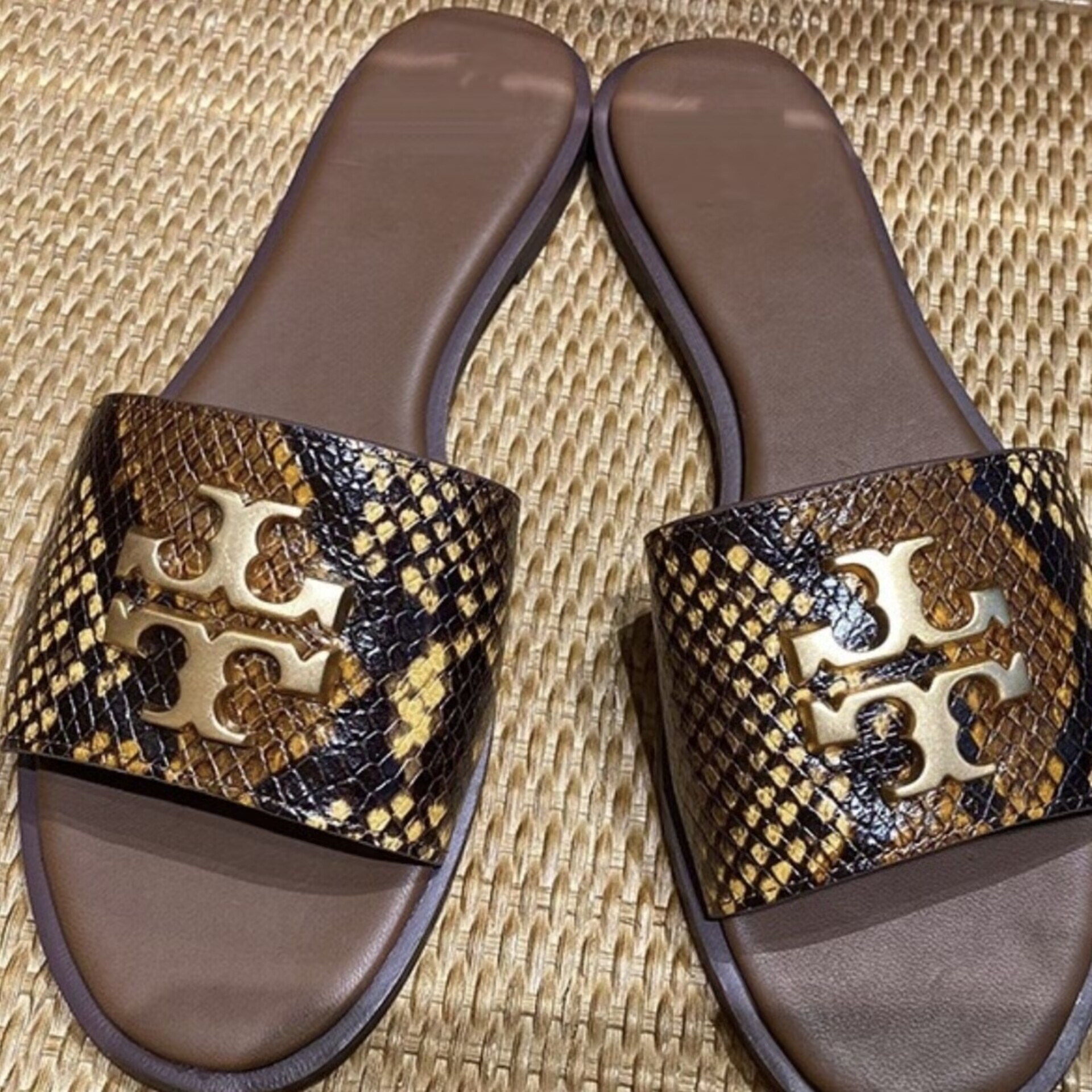 Cross border e-commerce flat bottomed one word slippers beach women's shoes daily versatile casual fashionable slippers