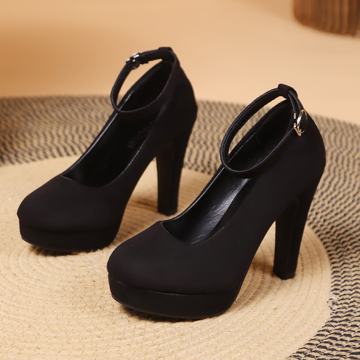 High heels for women, thick heels, European station shoes, black 2023 autumn new style, fashionable buckle, shallow mouth, European and American single shoes for women
