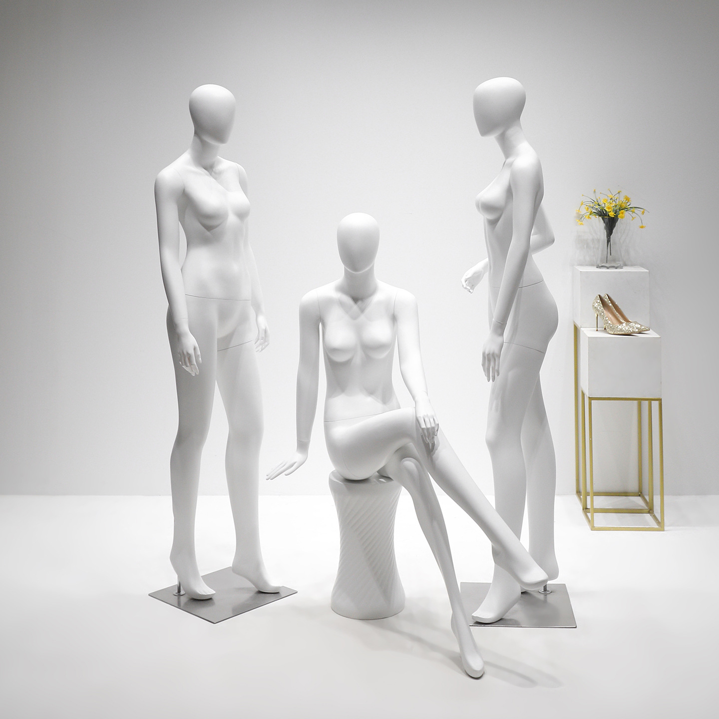High end full body model props for clothing stores, female standing and sitting models, ladies' clothing stores, mannequin models, display racks