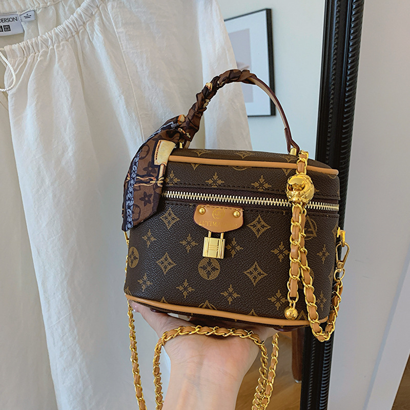 Internet celebrity bag women 2026 new trendy retro printed small square bag shoulder bag large capacity commuting crossbody bag women's trend