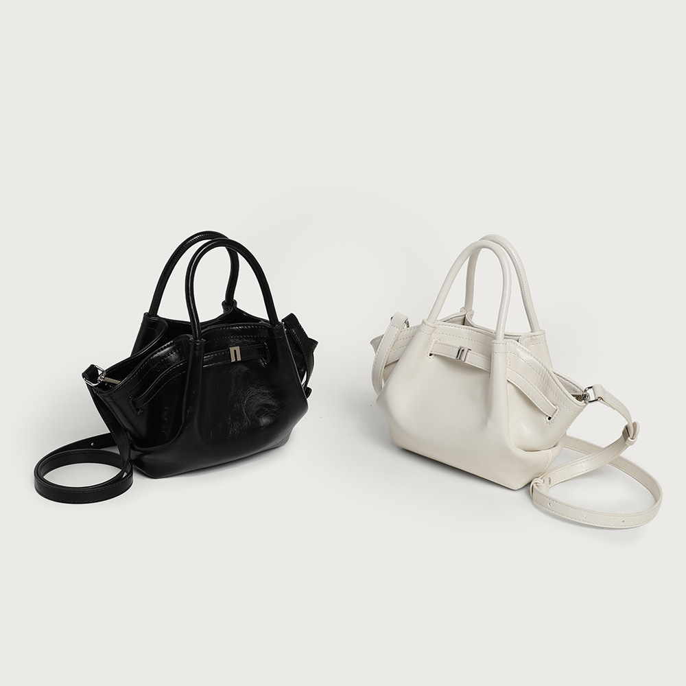 Niche Hand held Wrinkled Bag for Women 2026 New Work Commuter Shoulder Bag Trendy Design High end Water Bucket Bag