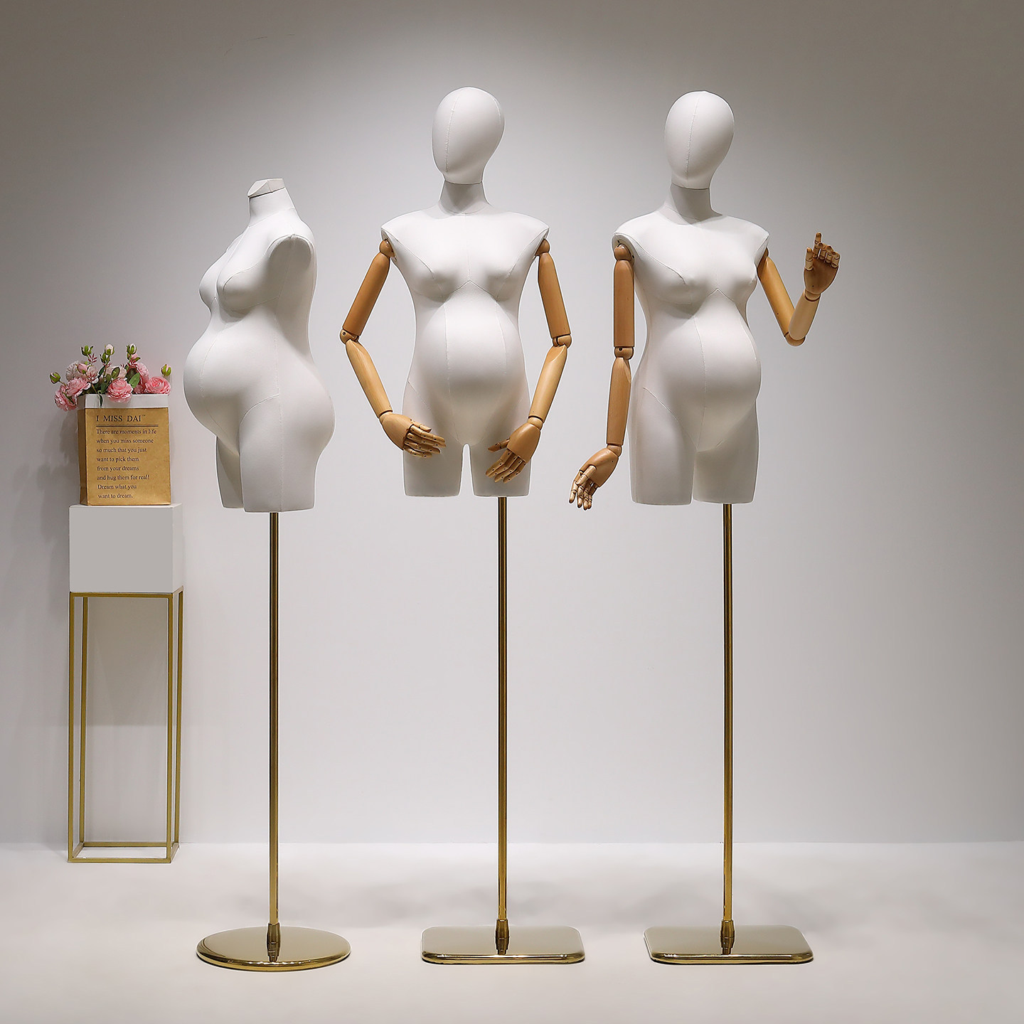 Pregnant women's clothing, models, props, window displays, mannequins, mother and baby stores, women's clothing, pregnant women, big bellies, and half body displays