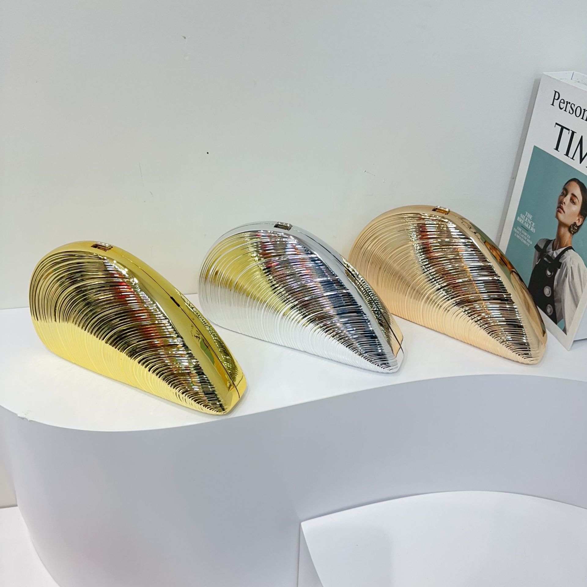 Acrylic new shell bag, hand-held dinner bag, large clam shell women's bag, fashionable, personalized, creative, threaded crossbody