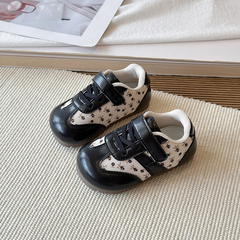 Children's walking shoes 2026 new spring and autumn sports shoes for young children, casual board shoes for girls, white shoes with soft soles for babies Children's walking shoes 2026 new spring and autumn sports shoes for young children, casual board shoes for girls, white shoes with soft soles for babies