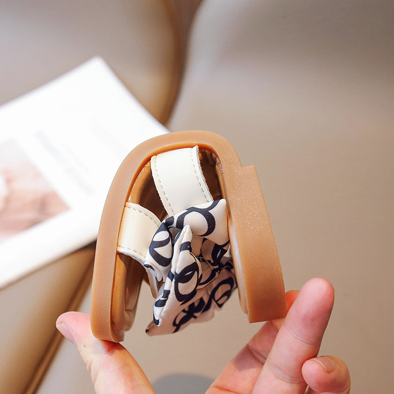Girls' slippers 2024 summer new item, fashionable princess style cool slippers for little girls, children's soft soled butterfly bow anti slip slippers Girls' slippers 2024 summer new item, fashionable princess style cool slippers for little girls, children's soft soled butterfly bow anti slip slippers