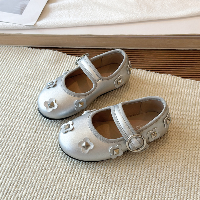 Girls' flat bottomed shallow mouth silver single shoes 2026 new spring/summer dress Mary Jane shoes gentle evening small leather shoes Girls' flat bottomed shallow mouth silver single shoes 2026 new spring/summer dress Mary Jane shoes gentle evening small leather shoes