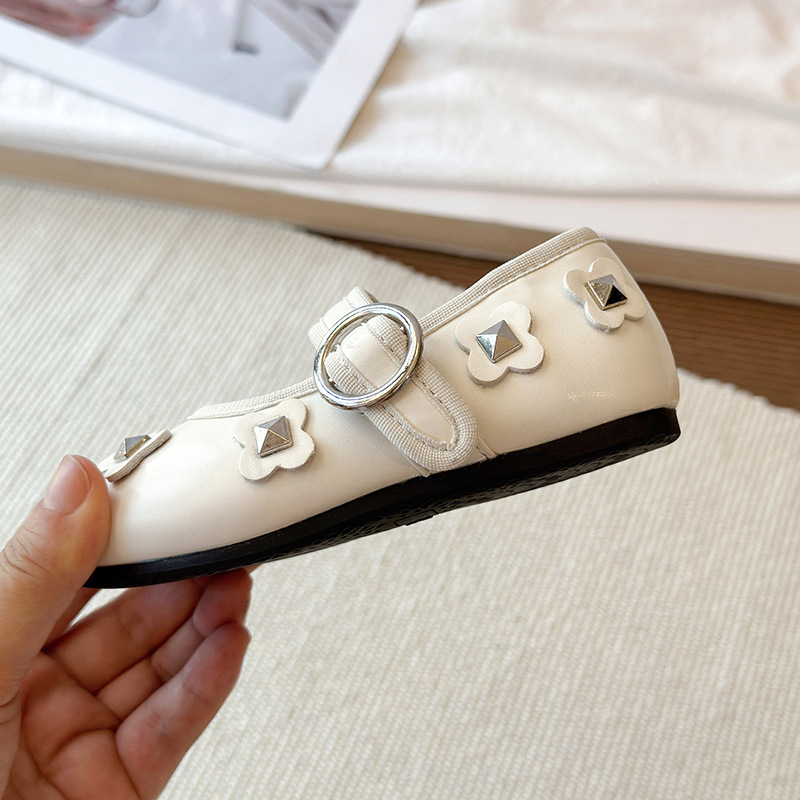 Girls' flat bottomed shallow mouth silver single shoes 2026 new spring/summer dress Mary Jane shoes gentle evening small leather shoes Girls' flat bottomed shallow mouth silver single shoes 2026 new spring/summer dress Mary Jane shoes gentle evening small leather shoes