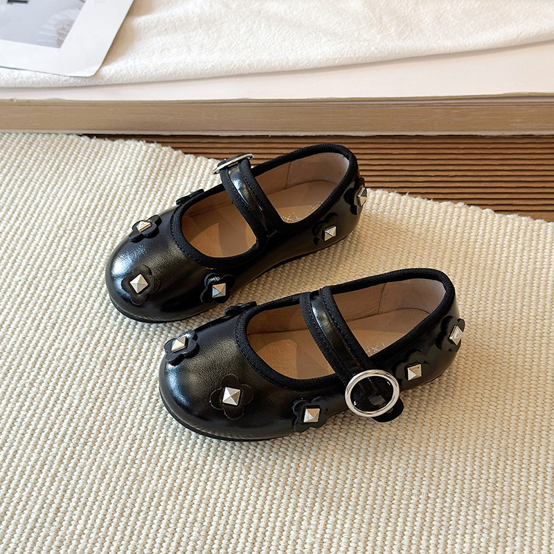 Girls' flat bottomed shallow mouth silver single shoes 2026 new spring/summer dress Mary Jane shoes gentle evening small leather shoes Girls' flat bottomed shallow mouth silver single shoes 2026 new spring/summer dress Mary Jane shoes gentle evening small leather shoes