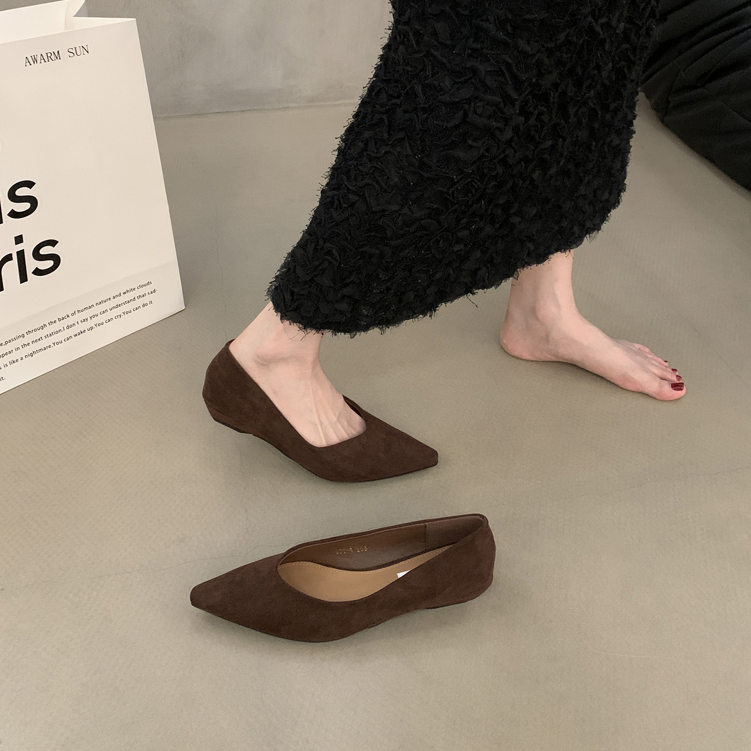 Retro low heel pointed shallow mouth single shoe women's shoes 2025 new spring and autumn suede temperament one foot commuting shoes Retro low heel pointed shallow mouth single shoe women's shoes 2025 new spring and autumn suede temperament one foot commuting shoes