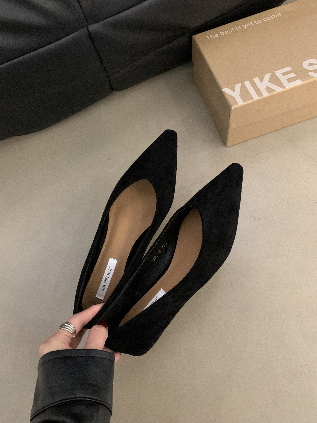 Retro low heel pointed shallow mouth single shoe women's shoes 2025 new spring and autumn suede temperament one foot commuting shoes Retro low heel pointed shallow mouth single shoe women's shoes 2025 new spring and autumn suede temperament one foot commuting shoes