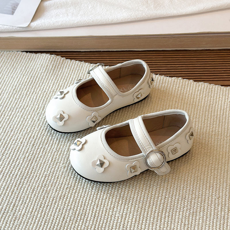 Girls' flat bottomed shallow mouth silver single shoes 2026 new spring/summer dress Mary Jane shoes gentle evening small leather shoes Girls' flat bottomed shallow mouth silver single shoes 2026 new spring/summer dress Mary Jane shoes gentle evening small leather shoes