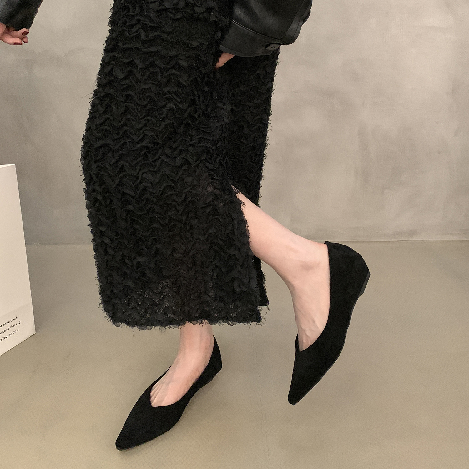 Retro low heel pointed shallow mouth single shoe women's shoes 2025 new spring and autumn suede temperament one foot commuting shoes Retro low heel pointed shallow mouth single shoe women's shoes 2025 new spring and autumn suede temperament one foot commuting shoes