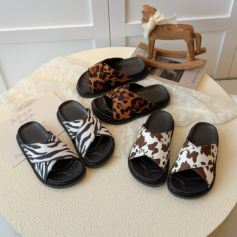 Children's slippers 2026 summer new style fashionable little girls' outdoor slippers medium and large children's soft bottom anti slip beach slippers