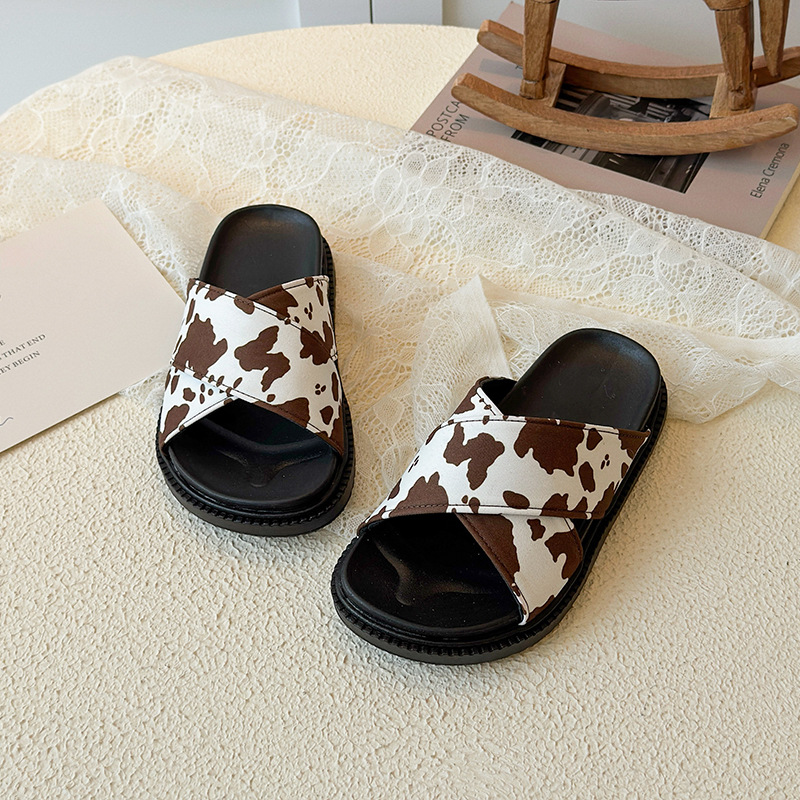 Children's slippers 2026 summer new style fashionable little girls' outdoor slippers medium and large children's soft bottom anti slip beach slippers Children's slippers 2026 summer new style fashionable little girls' outdoor slippers medium and large children's soft bottom anti slip beach slippers