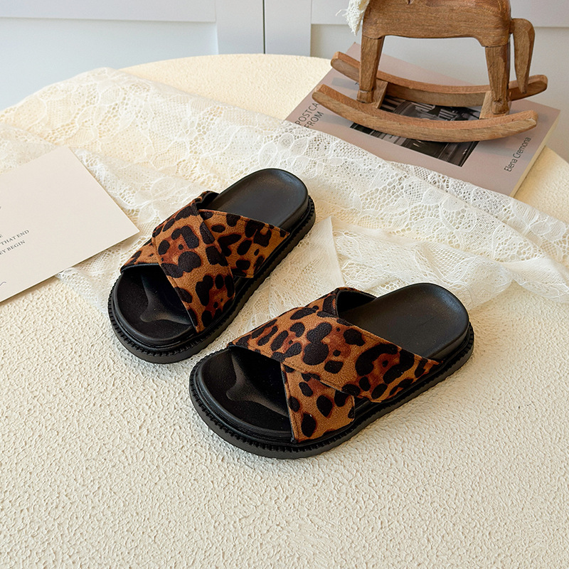 Children's slippers 2026 summer new style fashionable little girls' outdoor slippers medium and large children's soft bottom anti slip beach slippers Children's slippers 2026 summer new style fashionable little girls' outdoor slippers medium and large children's soft bottom anti slip beach slippers