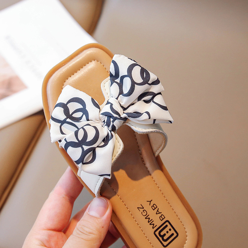 Girls' slippers 2024 summer new item, fashionable princess style cool slippers for little girls, children's soft soled butterfly bow anti slip slippers Girls' slippers 2024 summer new item, fashionable princess style cool slippers for little girls, children's soft soled butterfly bow anti slip slippers