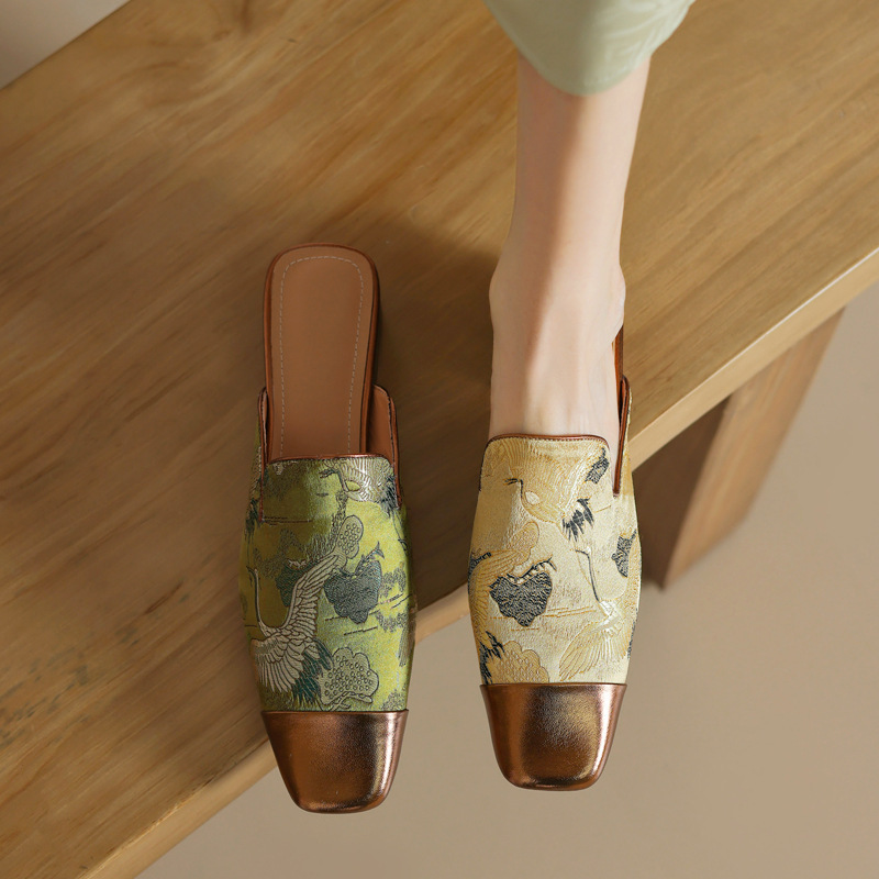 New Chinese style Baotou half slippers with women's embroidery, thick heel, high-end feel, low heel, color blocked, M ü ller sandals paired with skirts