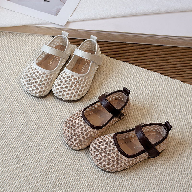 Girls' casual hollow toe sandals for spring and summer 2026, soft soled woven hollow Korean version leather shoes, children's single shoes