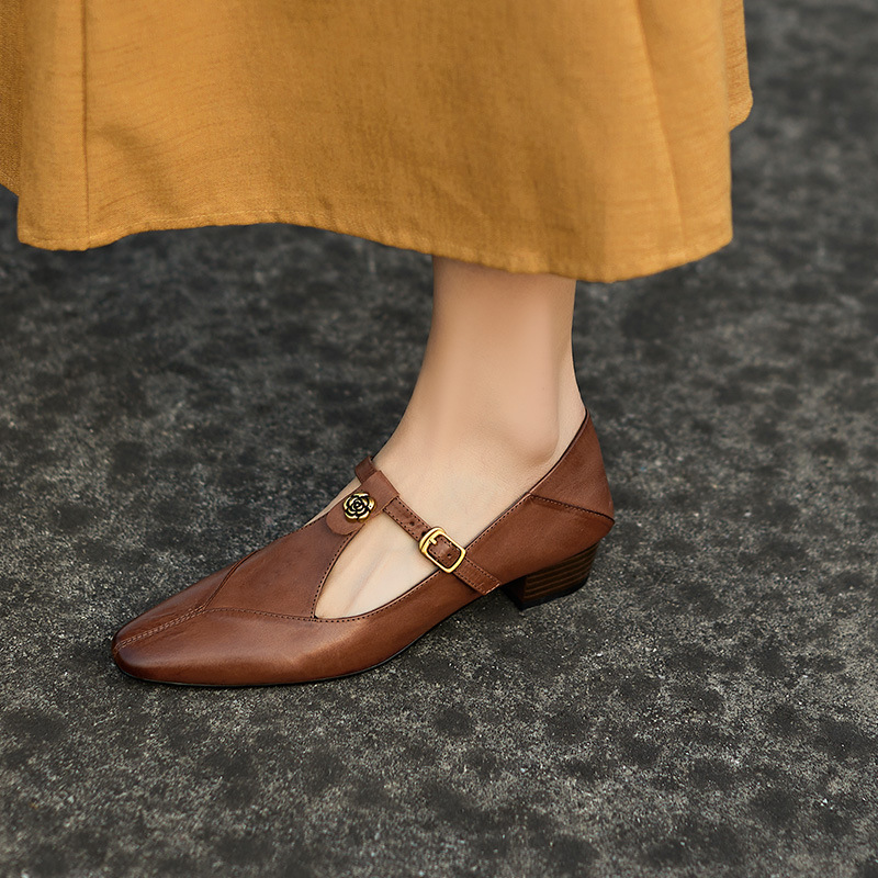 French retro camellias Mary Jane women's shoes in spring and autumn brown T-shaped with thick matching shoes, mid heeled small leather shoes